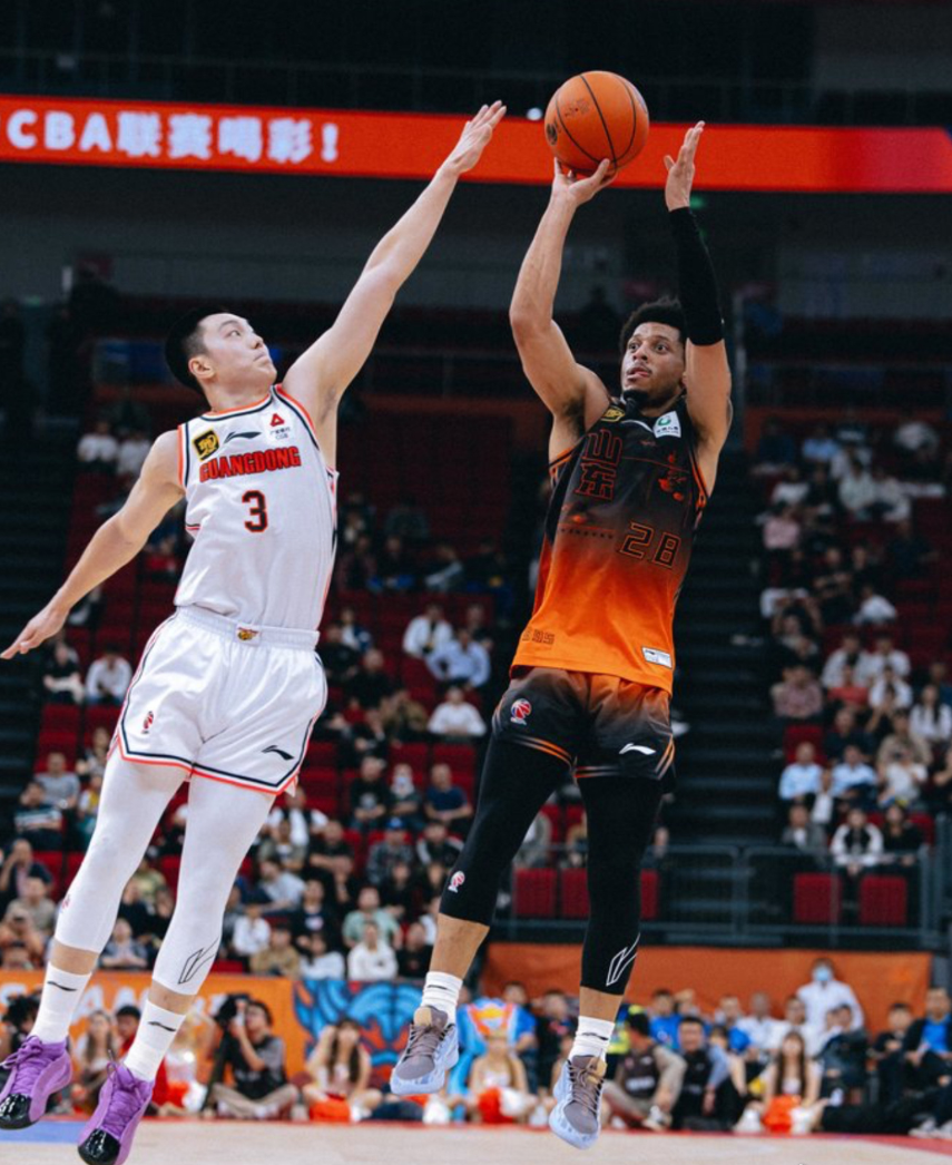 高诗岩17+9山东险胜新疆齐麟17分李炎哲15分