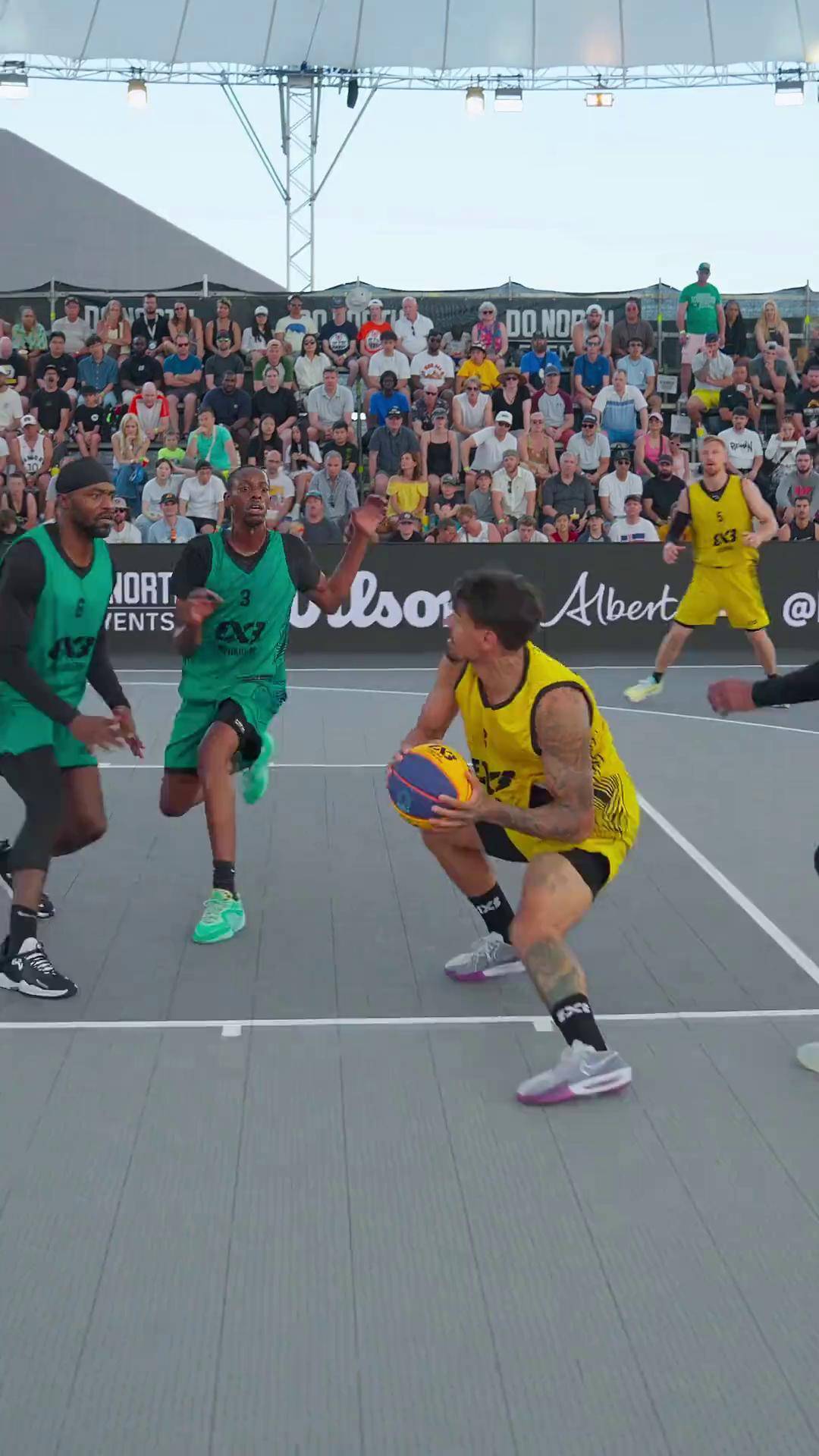 FIBA分享三篮世界杯过人精彩瞬间：谁来都是背景板