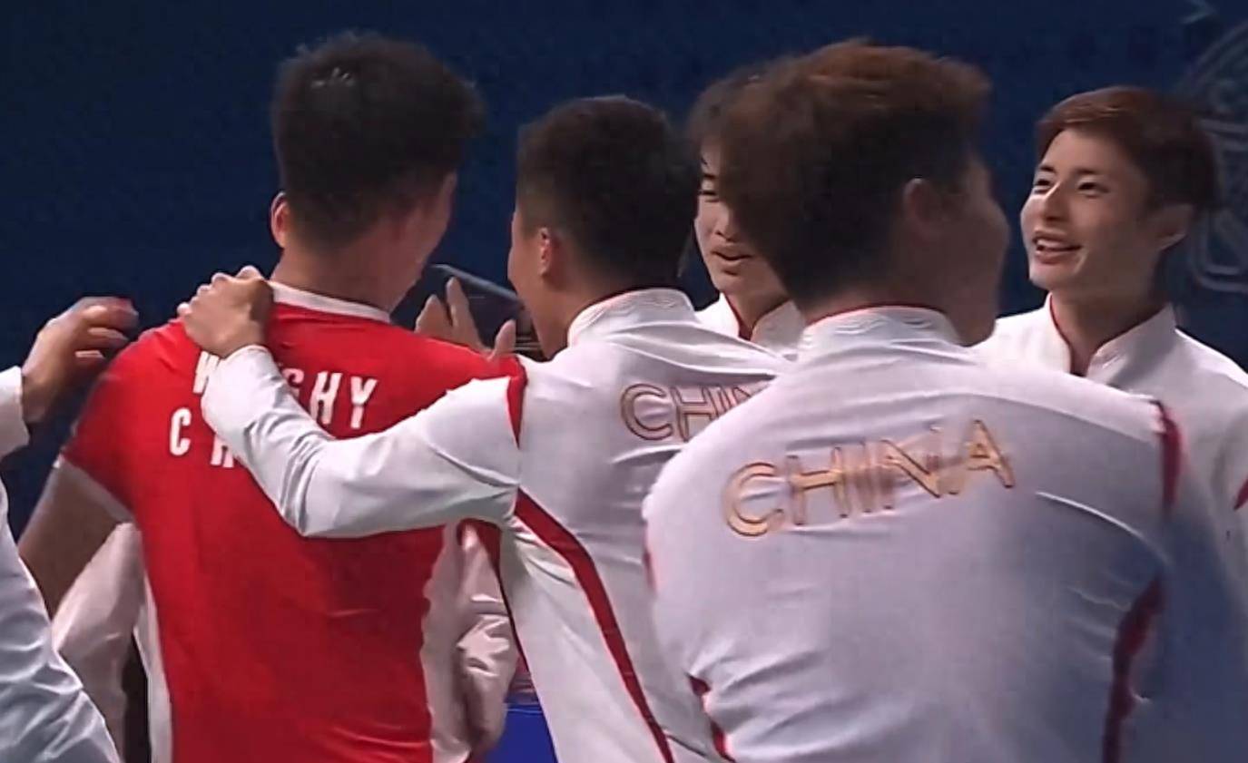 包含比赛结束后，双方队员们抱团庆祝属于他们的胜利的词条
