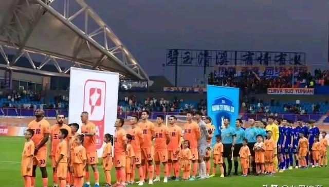 国内足球赛场上上演激烈对决