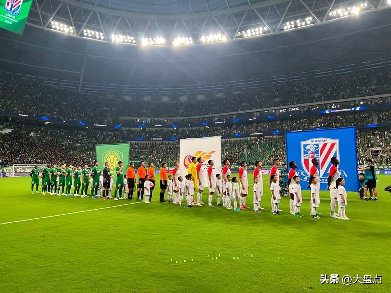 国内足球赛场上上演激烈对决